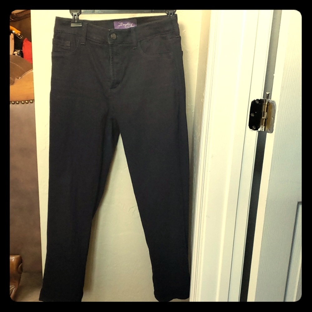 Black NYDJ size 8 like new cropped jeans